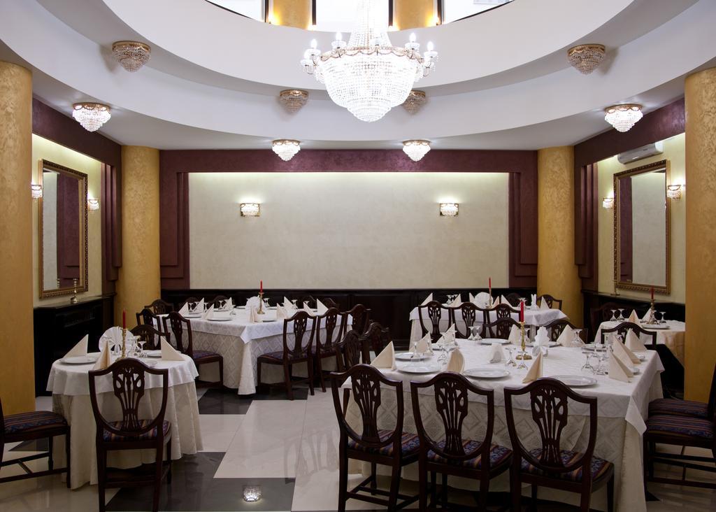 Hotel Majestic Jászvásár Kültér fotó