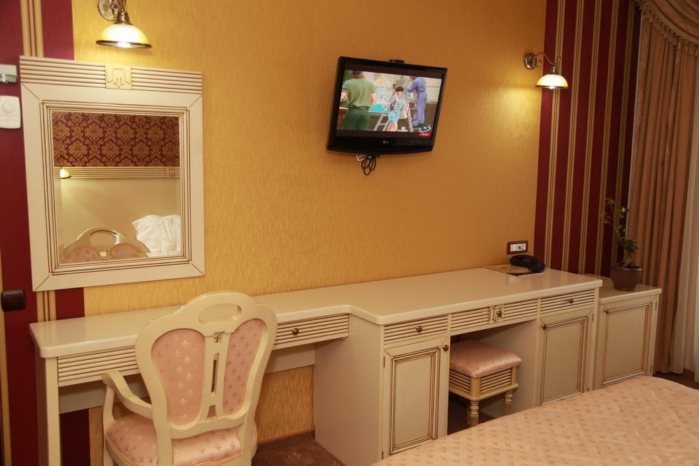 Hotel Majestic Jászvásár Kültér fotó