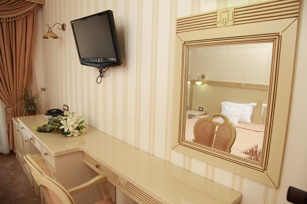 Hotel Majestic Jászvásár Kültér fotó