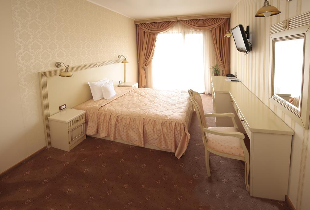 Hotel Majestic Jászvásár Szoba fotó