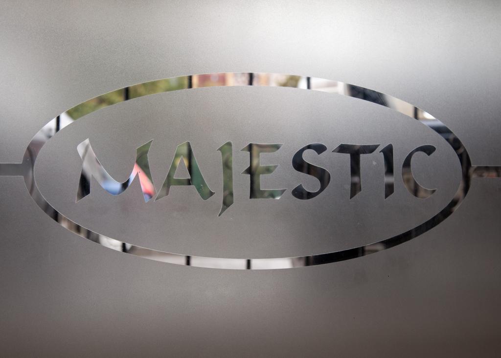 Hotel Majestic Jászvásár Kültér fotó