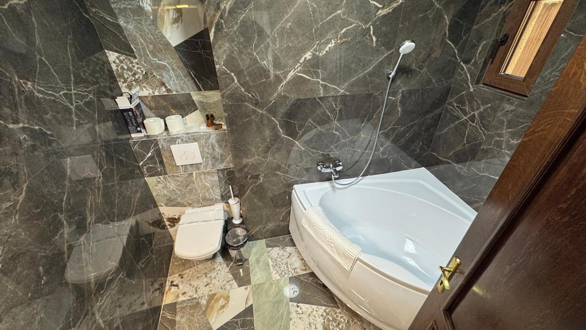 Hotel Majestic Jászvásár Kültér fotó